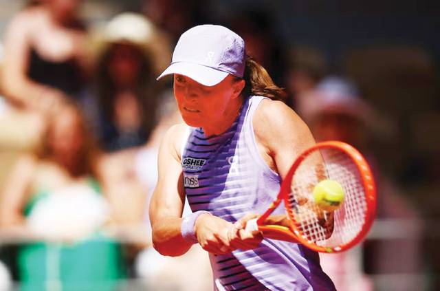 Swiatek advances as Wawrinka exits French Open for final time