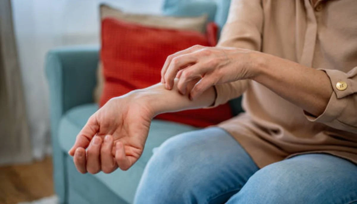 Study reveals how brain tells you to stop scratching