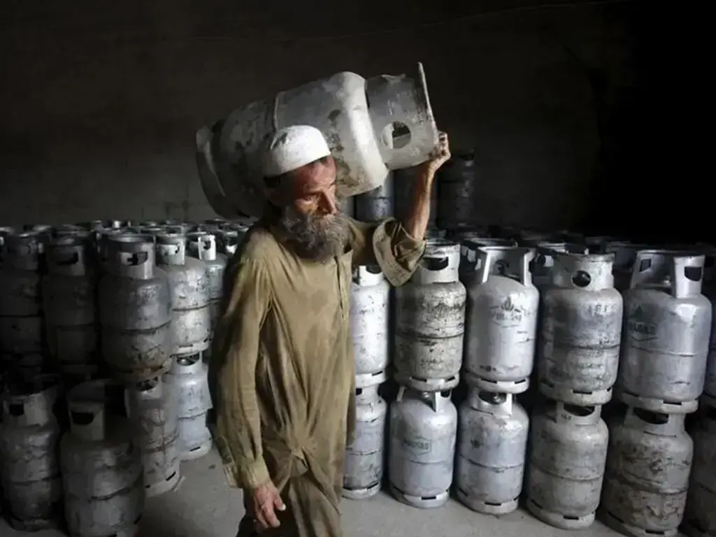 India bars piped natural gas customers from buying LPG cylinders, order shows - Markets
