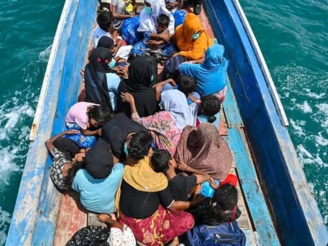 Hundreds flee India migrant crackdown toward Bangladesh