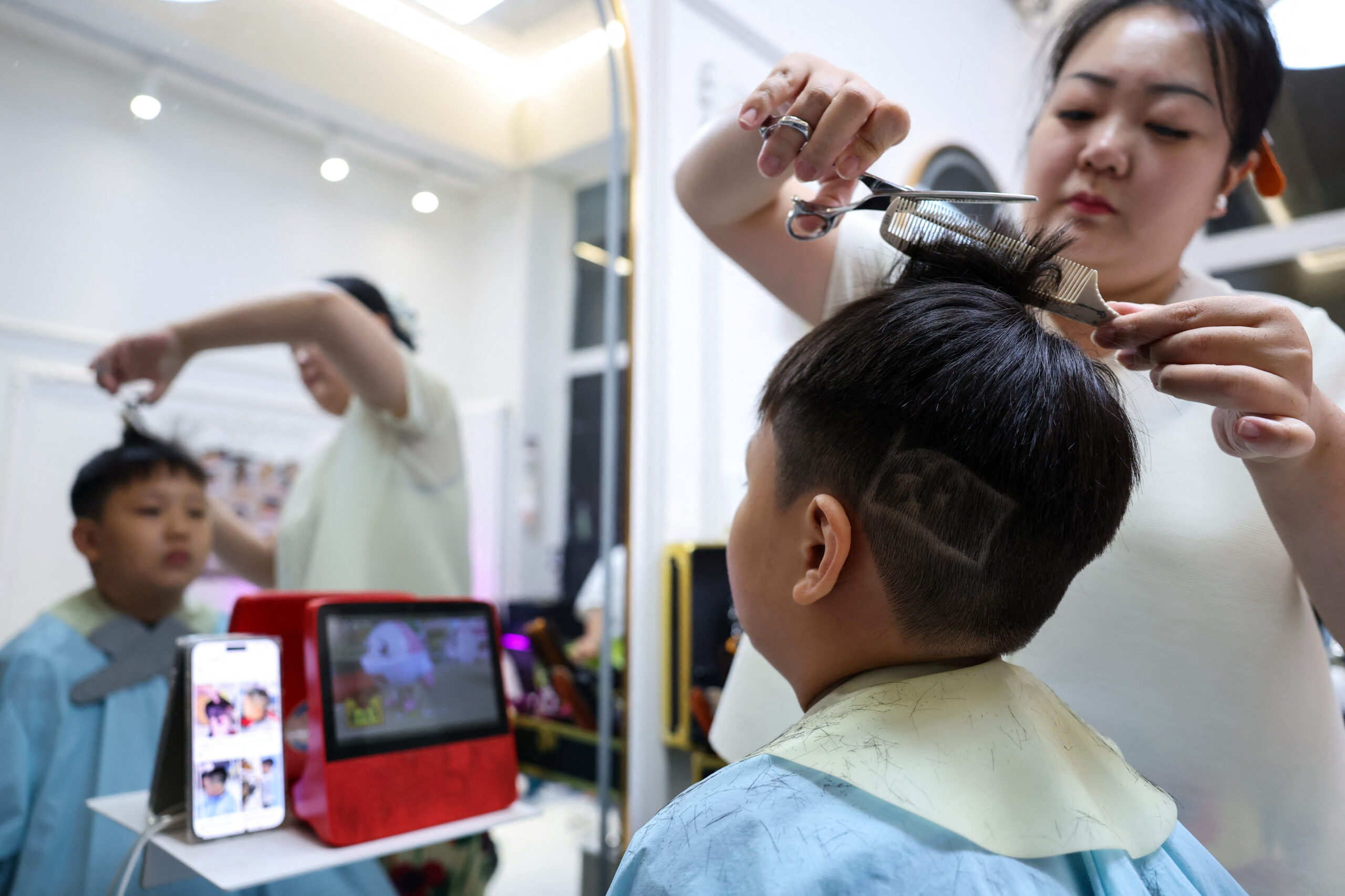 Chinese hair salon offers military-themed haircuts to children